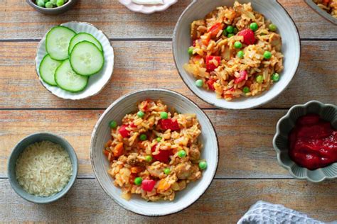 Azijietiškos vištienos patiekalas su ryžiais ir daržovėmis