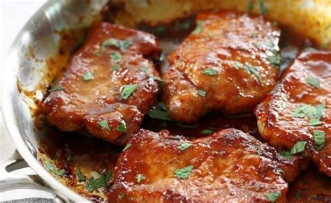 Glazūruoti kiaulienos kepsneliai su bulvių-brokolių koše