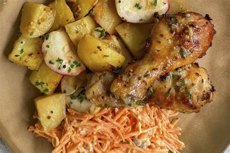 Gruzdintos vištienos blauzdelės su salotomis