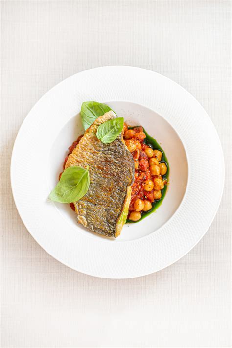 Dorados filė su avinžirnių troškiniu