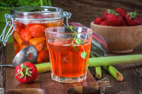 Rabarbarų kompotas stiklainyje