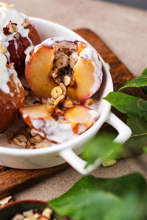 Kepti obuoliai su migdolų sviestu ir šokoladu