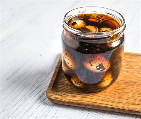 Marinuoti putpelių kiaušiniai ir kiaušiniai su pagardais