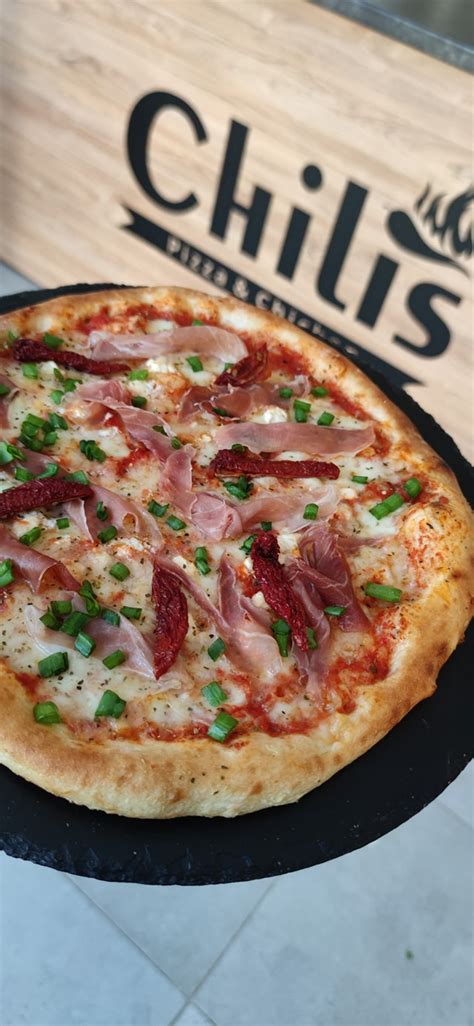 Nuotrauka su picos suktinukais ir kitais užkandžiais