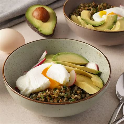 Nuotrauka, kurioje matyti paruošti grikių dubenėliai su avokadu ir kiaušiniu