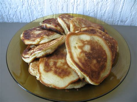 Bananiniai avižinių miltų blynai su šokoladiniu padažu