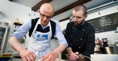 Žmonės ruošia duoną edukacijoje