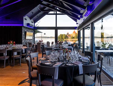 Prancūziškas restoranas su pora prie stalo