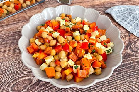 Salotos su keptais kukurūzais ir avinžirniais