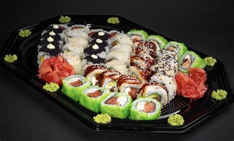 Nuotrauka su įvairių picų ir sušių asortimentu