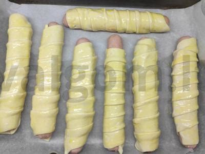 Dešrelės tešloje ant kepimo skardos