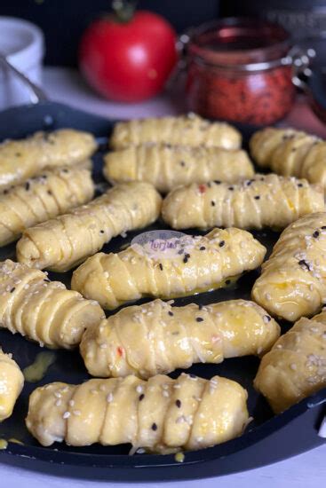 Helovino tematikos dešrelės tešloje su akytėmis