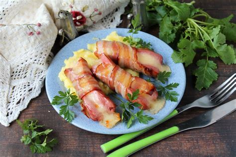 Dešrelės tešloje su sūriu ir daržovėmis