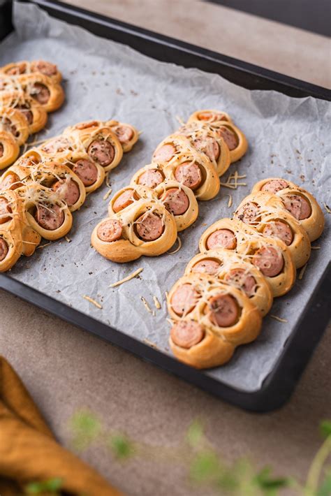 Mielinės tešlos dešrelės su sūriu ir krapais