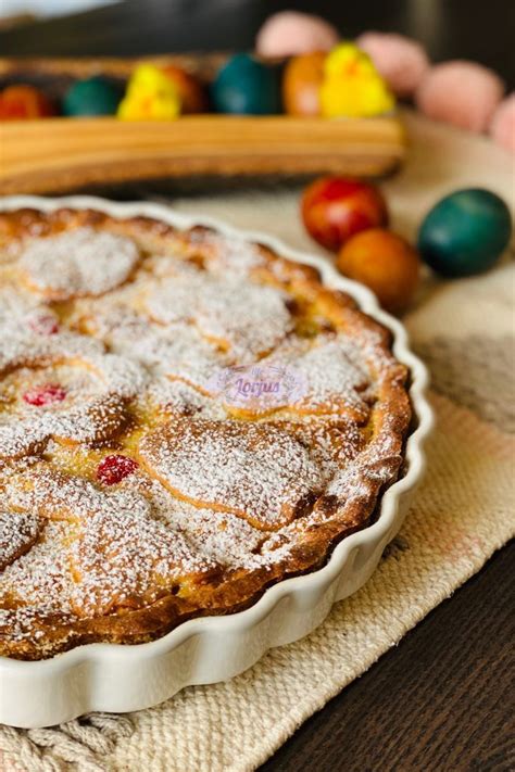 Sluoksniuotas želė pyragas su varške ir vaisiais