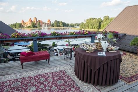 Vaizdas į Trakų pilį iš Apvalaus stalo klubo restorano