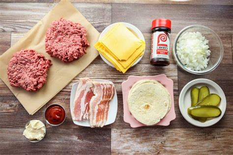 Įvairūs vegetariški mėsainių ingredientai