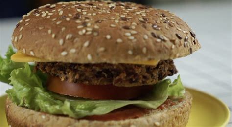 Vegetariško mėsainio su pupelėmis ir kruopomis ingredientai