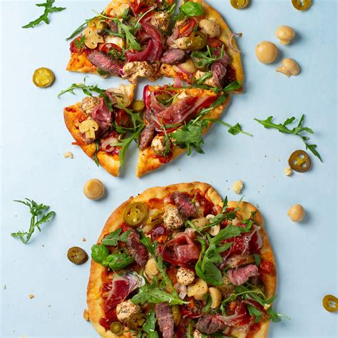 paruošta pica su kumpiu ir pievagrybiais