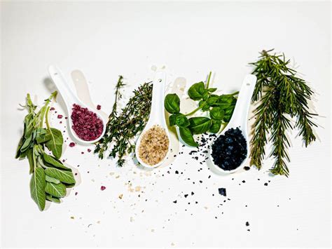 Įvairūs marinato ingredientai: prieskoniai, žolelės, aliejus, actas