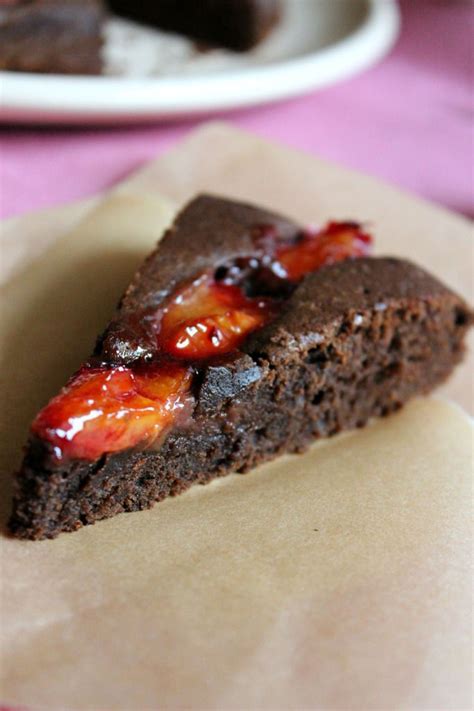 Paruoštas šokoladinis pyragas su slyvomis