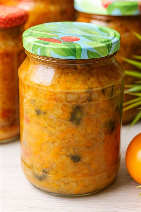 Daržovių ir grybų mišrainė stiklainiuose