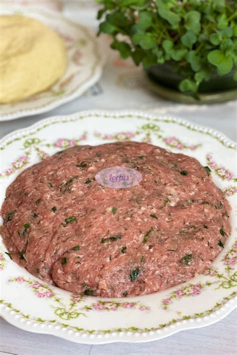 Plonai iškočiotos tortilijos ant miltais pabarstyto paviršiaus