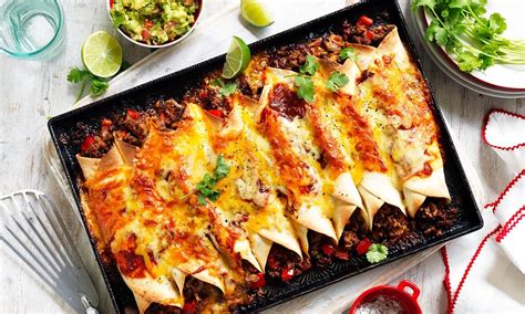 Įvairūs patiekalai su tortilijomis: tacos, burritos, quesadillas