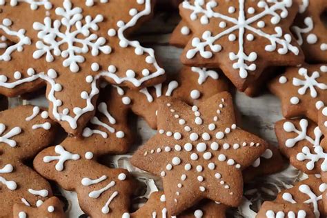 Kalėdiniai imbieriniai sausainiai papuošti glajumi