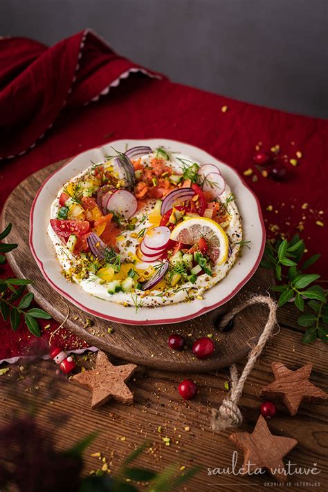 Lietuviškos duonos ir sūrio lėkštė su medumi