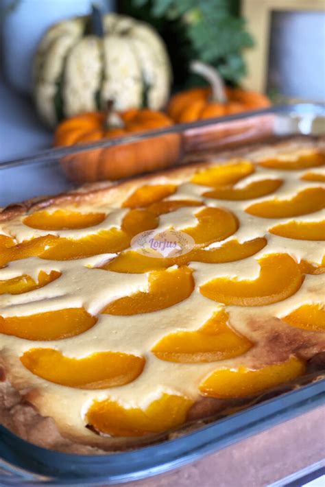 Pyragas su varške ir persikais ant serviravimo lėkštės