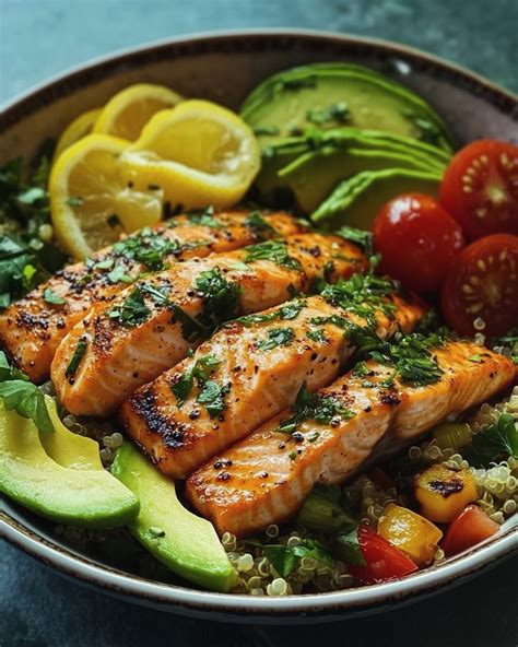 Nuotrauka su apkeptais šoninės gabalėliais ir daržovėmis