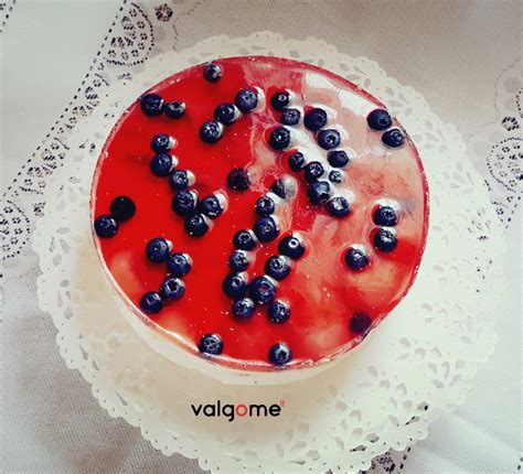 Sudedamosios dalys ir paruoštas nekeptas tortas