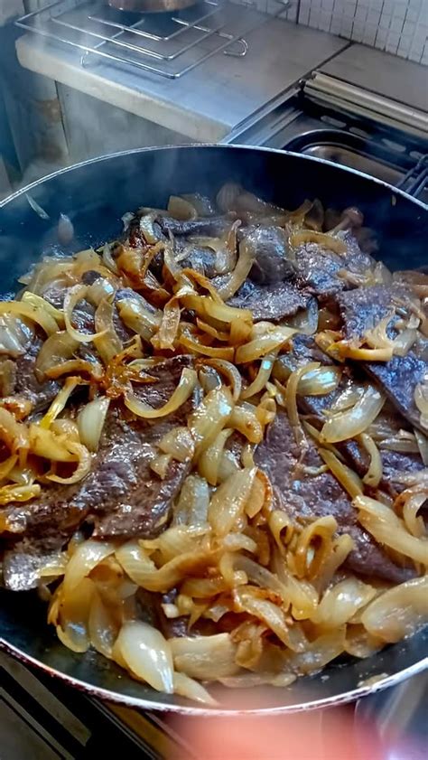 Troškintos avienos kepenėlės su svogūnais ir bulvių koše