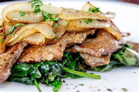 Greitai keptos avienos kepenėlės su svogūnais ir balzaminiu actu