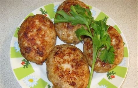 Žuvies kotletai keptuvėje