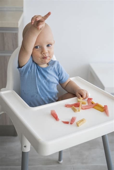 Kūdikis valgo duoną