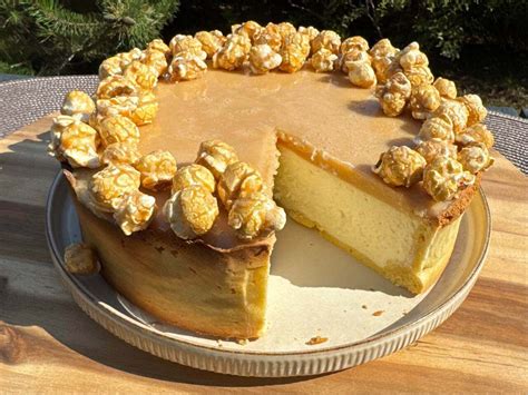 Snickers tortas, papuoštas batonėliais ir karamele