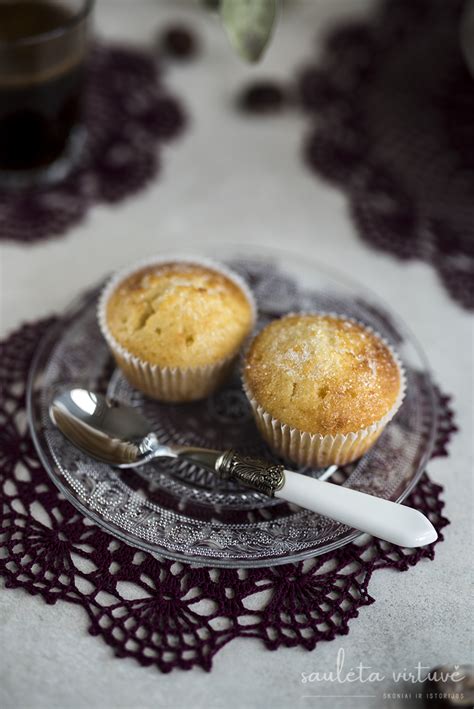 Šviežiai kepti citrininiai keksiukai su šilauogomis