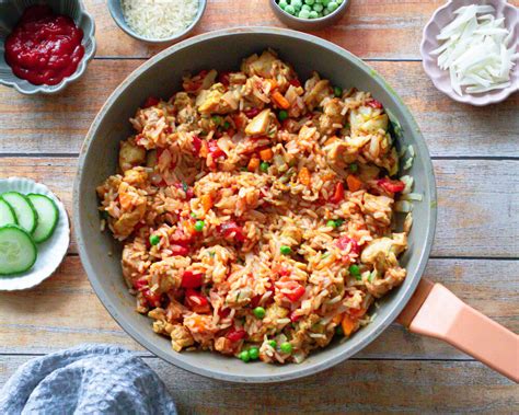 Kinijos virtuvės patiekalas su ryžiais, vištiena ir daržovėmis