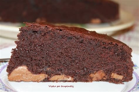 Pyragas su juodu šokoladu ir avietėmis