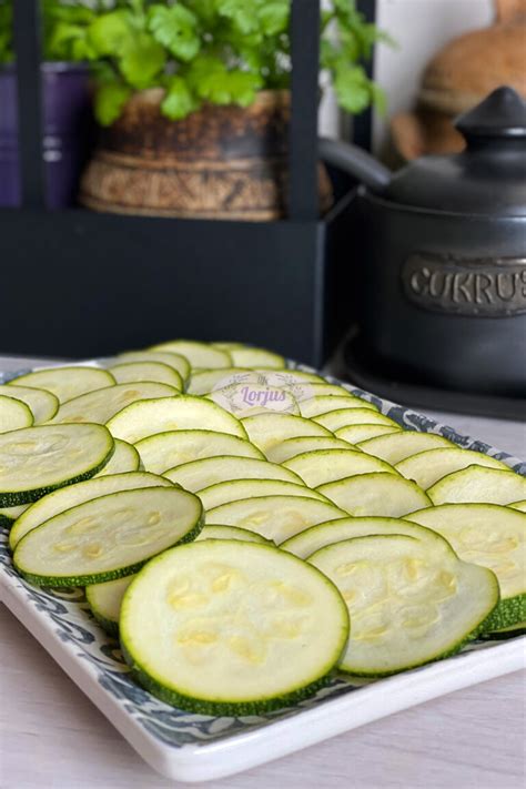 Supjaustytos cukinijos paruoštos apvoliojimui
