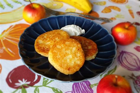 Keptuvėje kepantys varškėčiai su bananais