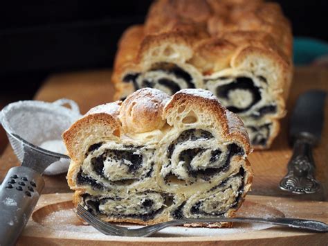 Apibarstytas cukraus pudra mielinis pyragas