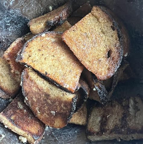 nuotrauka duonos sūrio sriubos dubenėlio su skrudinta duona