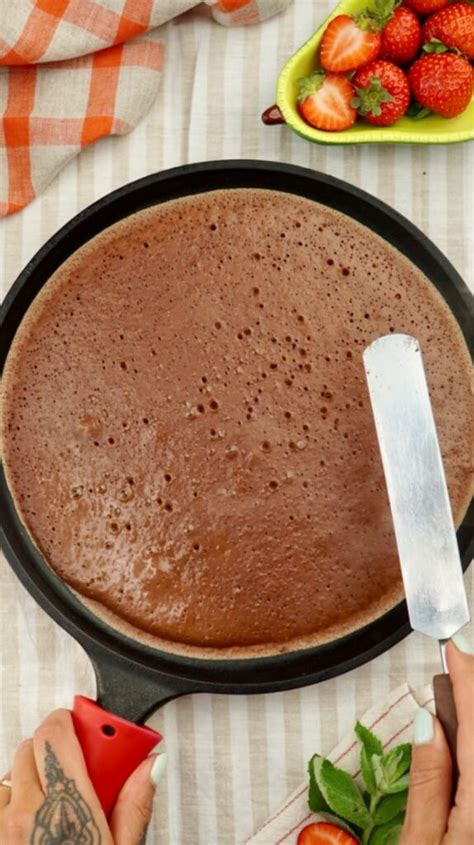 šokoladiniai lietiniai su braškėmis ir plakta grietinėle