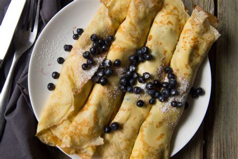 Lietinių blynų su varške ir mėlynėmis serviravimas