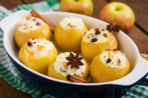 Kepti obuoliai su varške ir razinomis