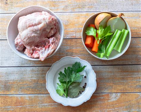 Vištienos sultinio gaminimo ingredientai