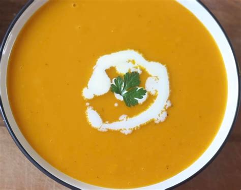 Moliūgų sriuba su papildomais ingredientais